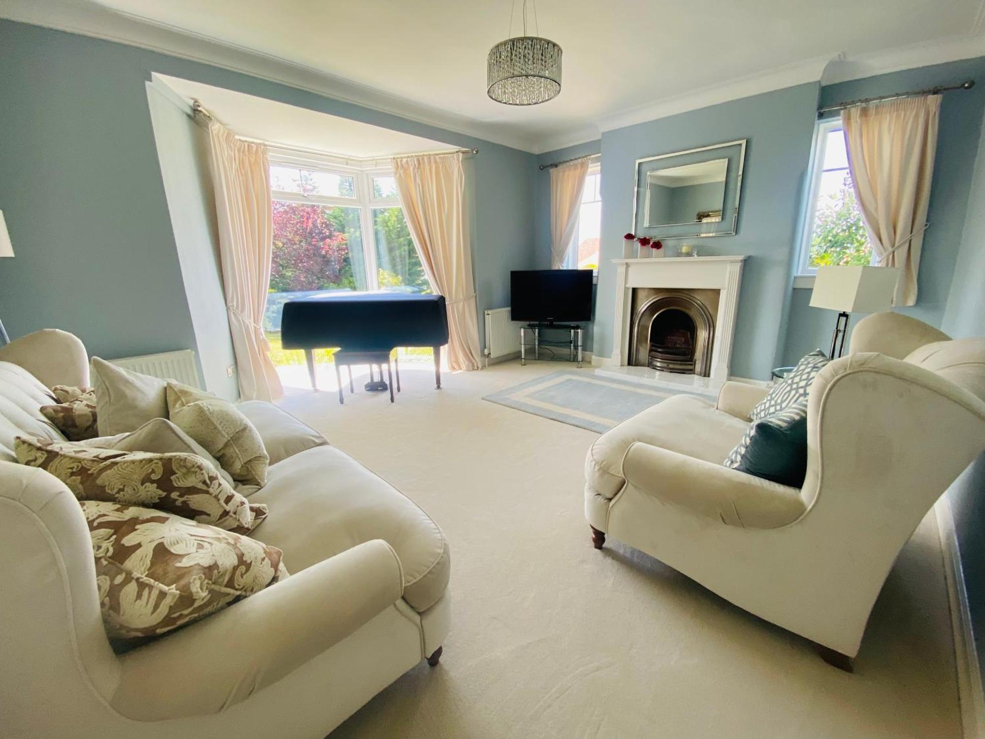 Gorgeous Family Home 15 Mins From City Centre Edinburgh, Edinburgh